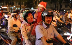 Phụ huynh đổ ra đường đón giáng sinh vì sự trải nghiệm của con