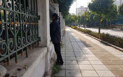 Nước mắt người mẹ bên ngoài hàng rào tòa án