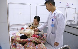 Đang trong nhà, bé 3 tháng tuổi bị ngói rơi trúng đầu lún sọ não