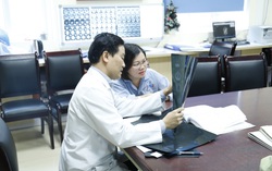 Người mẹ bị khối u di căn não nhường sự sống cho con