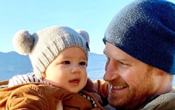 Cộng đồng mạng "phát sốt" với hình ảnh đáng yêu của con trai Hoàng tử Harry và Công nương Meghan Markle 