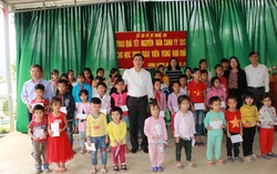 Hơn 500 suất quà Tết đến với giáo viên, học sinh vùng cao