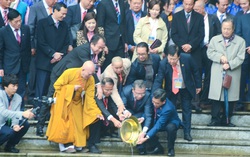 Đoàn kiều bào tiêu biểu viếng Lăng Bác, dâng hương và thả cá tại Đền Đô