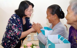 Phó Chủ tịch nước Đặng Thị Ngọc Thịnh trao quà "Tết yêu thương" tại Vĩnh Long