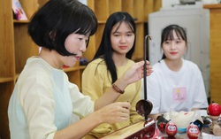 Cô giáo người Nhật "phải lòng" áo dài, đàn bầu 