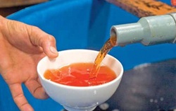 Nước mắm làm từ đầu tôm, dịch bột ngọt, soda và câu hỏi an toàn thực phẩm