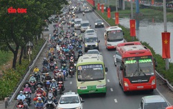 Người dân lỉnh kỉnh đồ đạc, chở nhau về quê đón Tết