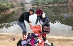 Người Mông ở Đồng Văn giặt đồ đón Tết