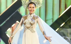 Hoa hậu Phan Thu Quyên diễn áo dài ở quê nhà đêm Giao thừa