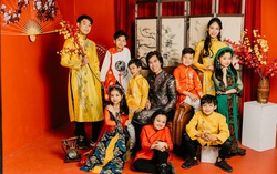 Đạo diễn Huy Lio diện áo dài Tết rực rỡ cùng dàn tài năng nhí 