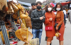 Du khách đeo khẩu trang kín mít đi chợ Viềng Nam Định