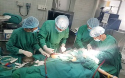 Cứu sống cô gái trẻ bị sẹo hẹp khí quản do lao hiếm gặp