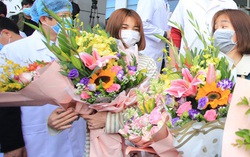 Nữ bệnh nhân nhiễm virus corona òa khóc khi biết mình khỏi bệnh