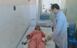 Phải tháo khớp cả 5 ngón tay do bỏng vì sưởi than sau sinh