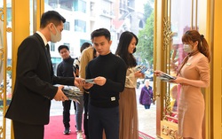 Tiệm vàng tặng khẩu trang, nước rửa tay sát khuẩn cho khách trong ngày vía Thần tài 