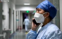 Mẹ 90 tuổi yêu cầu con gái 58 tuổi gọi điện về nhà sau mỗi ngày chống dịch