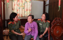 Hội Phụ nữ Công an TPHCM thăm, tặng quà các cụ từng tham gia Đội quân tóc dài