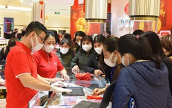Cả người mua lẫn người bán đeo khẩu trang kín mít trong ngày vía Thần Tài 