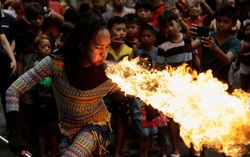 Nghệ sĩ đường phố "phun lửa" trong lễ hội đầu xuân