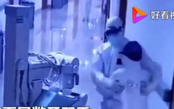 Cảm động với cái ôm chớp nhoáng khi tình cờ gặp nhau của đôi vợ chồng chống dịch