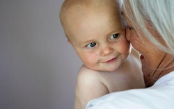 Mẹ bầu vô gia cư nhận nuôi và chăm sóc 100 đứa trẻ