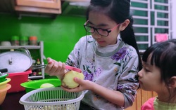 Mẹ và con bên căn bếp nhộn nhịp mùa "Cô Vy"