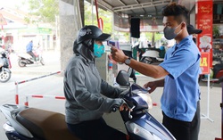 Hà Nội: Gõ cửa từng nhà tìm người nhập cảnh, đưa thêm 64 người đi cách ly