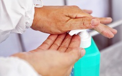 Thanh niên trộm hơn 2 lít nước rửa tay ở bệnh viện về cho gia đình phòng dịch Covid-19