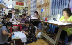 Phụ nữ Quy Nhơn: Thi đua may hàng chục nghìn khẩu trang tặng người già, khó khăn để phòng dịch Covid-19
