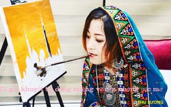 Cô gái khuyết tật dùng miệng vẽ nên những ước mơ