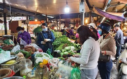 Hà Nội: Người dân lại đổ xô mua sắm sau thông báo cách ly toàn xã hội 