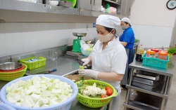 Những người âm thầm phục vụ bữa ăn cho khu vực cách ly tập trung