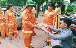 TPHCM: Hội LHPN quận 1 tặng 90 bộ vải áo dài cho nữ công nhân vệ sinh 