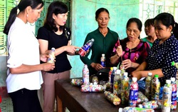 Phụ nữ Chiêm Hóa chế rác thải nhựa thành gạch xây bồn hoa, tường rào