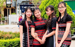 Phụ nữ Pa Kô rạng rỡ với áo dài thổ cẩm 
