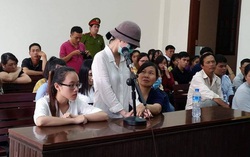 Nữ sinh bị bạn tạt axít mòn mỏi chờ tiền bồi thường
