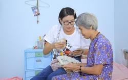 Trang Trần đón 8/3 bên các cụ già neo đơn