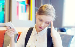 Điện thoại thông minh khiến chứng đau đầu nặng hơn và đây là nguyên nhân