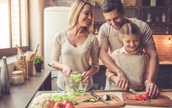 Cách ly xã hội là “thời cơ vàng” để dạy trẻ nấu ăn