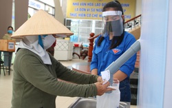 2 kg gạo + 5 quả trứng gà ở cây "ATM gạo" đầu tiên tại Bình Định khiến dân nghèo ấm lòng