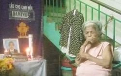 Người mẹ góa nuốt nước mắt khi biết tin thi thể con trai trong bao tải bên vệ đường