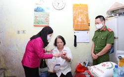 Dược phẩm Tâm Bình và CA phường Ngọc Khánh hỗ trợ gia đình khó khăn bởi Covid-19