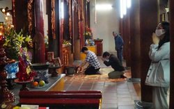 Vẫn có đền chùa ở Hà Nội mở cửa, nhiều người đến lễ không đeo khẩu trang, đứng gần nhau