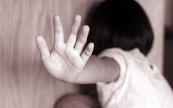 Bé gái 14 tuổi bị thợ sơn đưa vào khách sạn vừa bị 2 kẻ lạ mặt chém