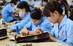 Người lao động có hợp đồng bị tạm hoãn, nghỉ việc nhận hỗ trợ thế nào từ gói 62.000 tỷ đồng