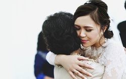 Lần đầu tiên con gái ôm mẹ kế và bật khóc