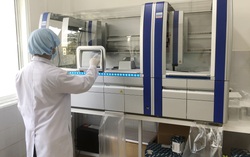 Từ chuyện nữ công nhân nghèo ủng hộ tiền ăn chống dịch, càng phẫn nộ những kẻ "thổi" giá máy xét nghiệm Covid-19 lên vài tỉ đồng