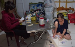 Người bán vé số phấn chấn khi TP. Hồ Chí Minh nới lỏng giãn cách xã hội