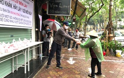 Chia sẻ thực phẩm hàng ngày "Ai cần cứ đến lấy" ở Hà Nội