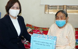 Tặng quà, tri ân Mẹ Việt Nam Anh hùng tích cực phòng chống dịch Covid-19